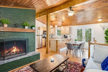 Harpers Ferry Cabin Hot Tub, Deck, Fire Pit, Wifi Экстерьер фото