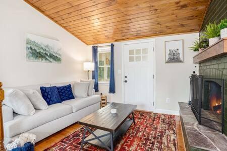 Harpers Ferry Cabin Hot Tub, Deck, Fire Pit, Wifi Экстерьер фото