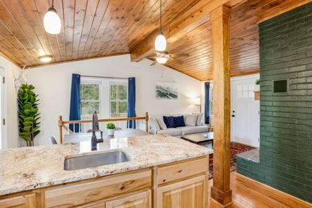 Harpers Ferry Cabin Hot Tub, Deck, Fire Pit, Wifi Экстерьер фото